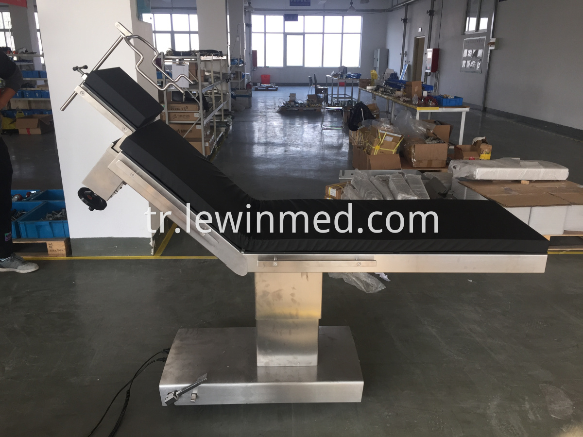 With head frame operating table